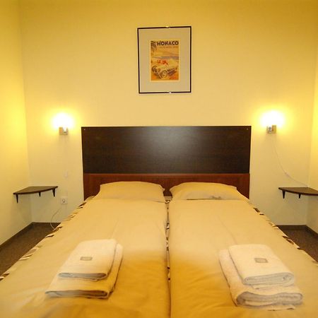 Motel Golden Fox Zelcava Экстерьер фото