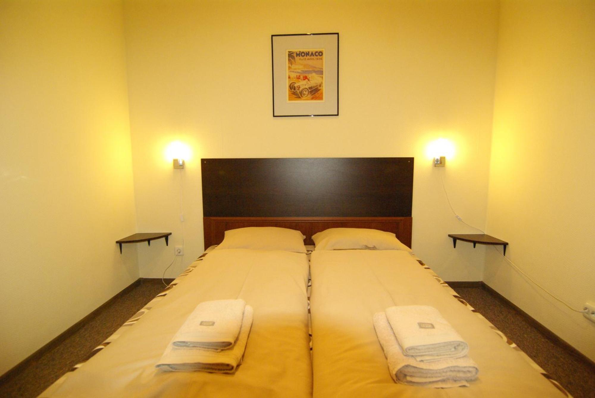 Motel Golden Fox Zelcava Экстерьер фото