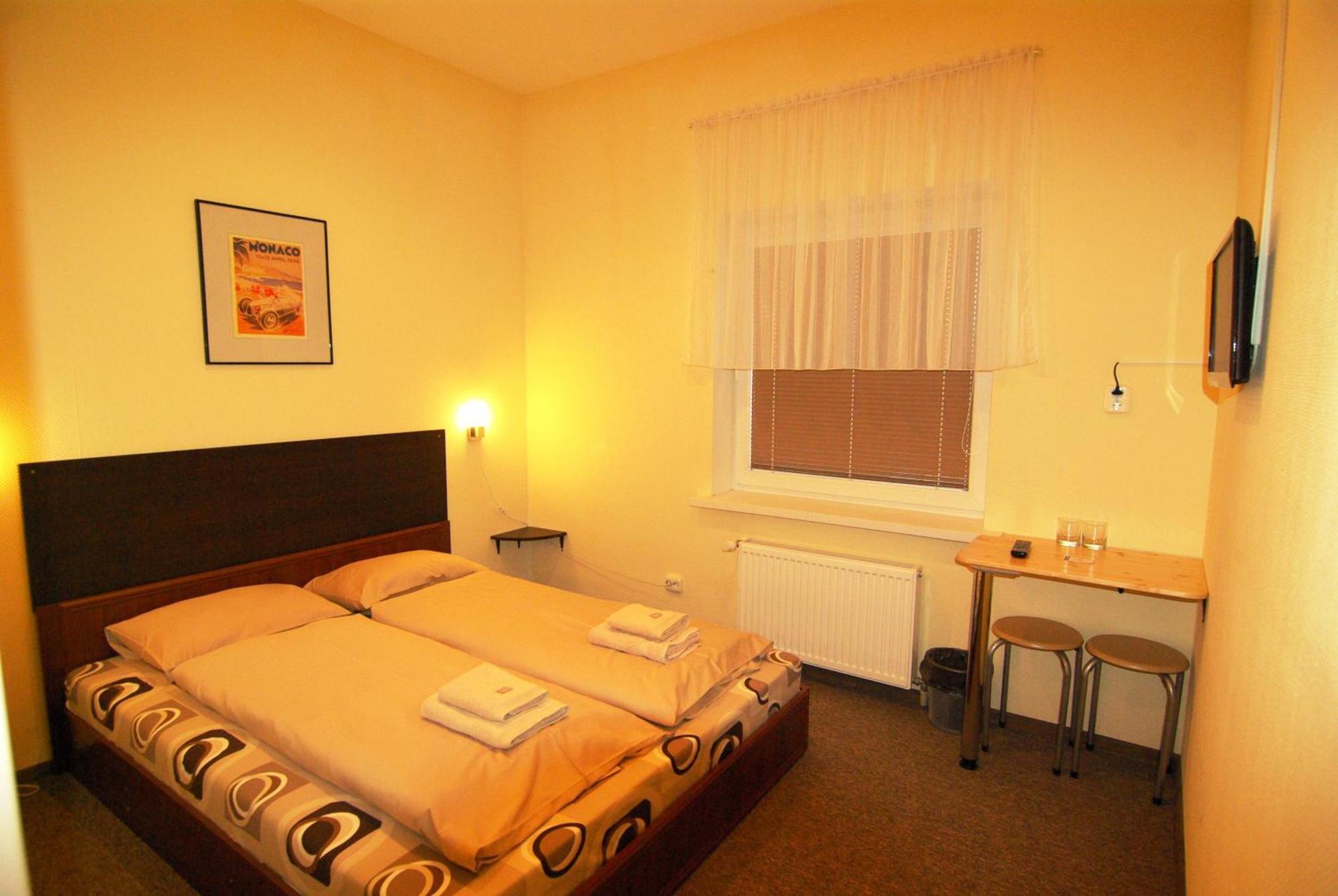 Motel Golden Fox Zelcava Экстерьер фото