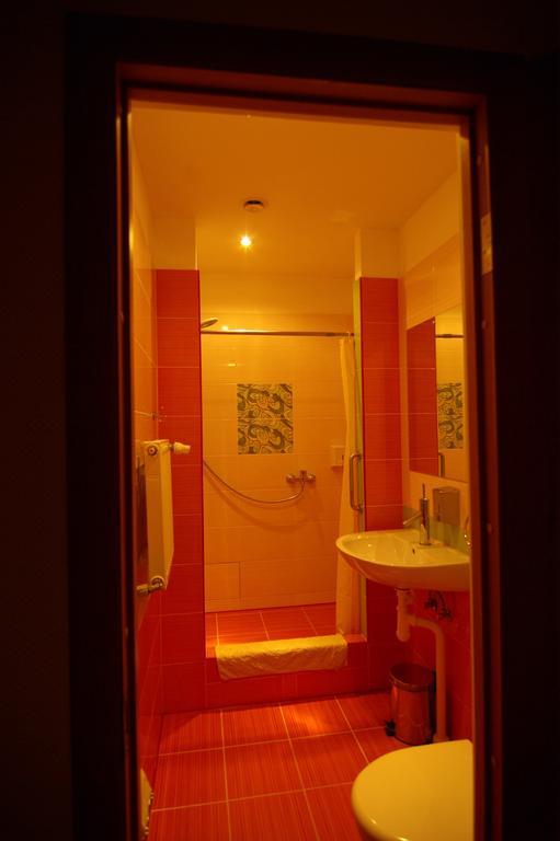 Motel Golden Fox Zelcava Экстерьер фото